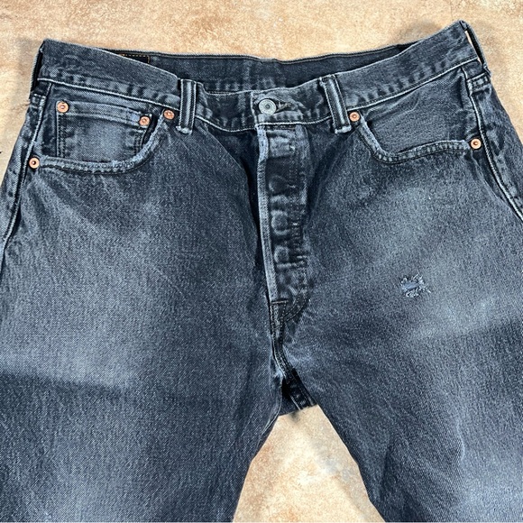 Levis 501 Jeans Mens 36x32‎ Black Denim Button Fly Mid Rise Straight Faded Pants - Picture 3 of 7
